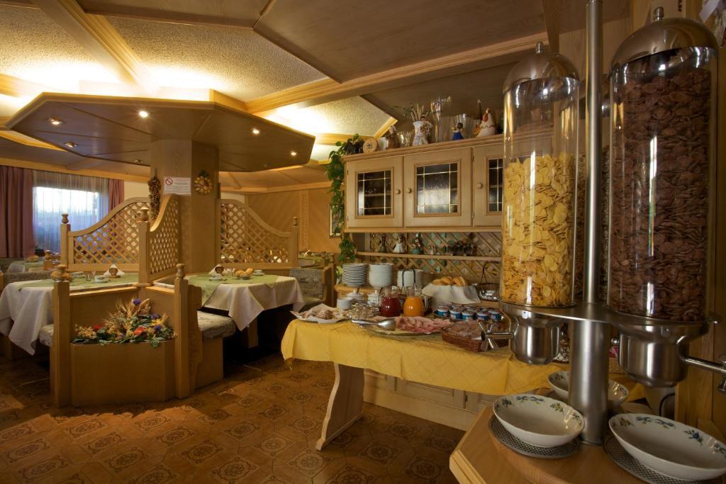 Albergo Bellaria การาโน ภายนอก รูปภาพ